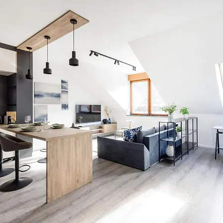 Top-floor Privacy And Comfort *