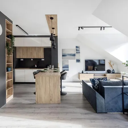Apartment Top-floor Privacy And Comfort