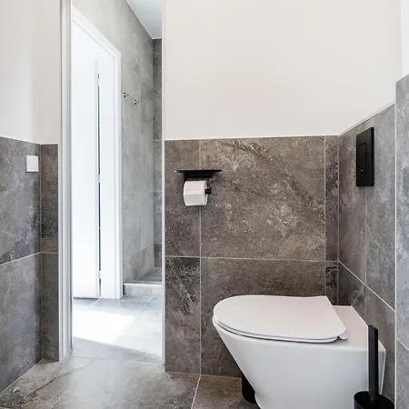 Apartment Top-floor Privacy And Comfort